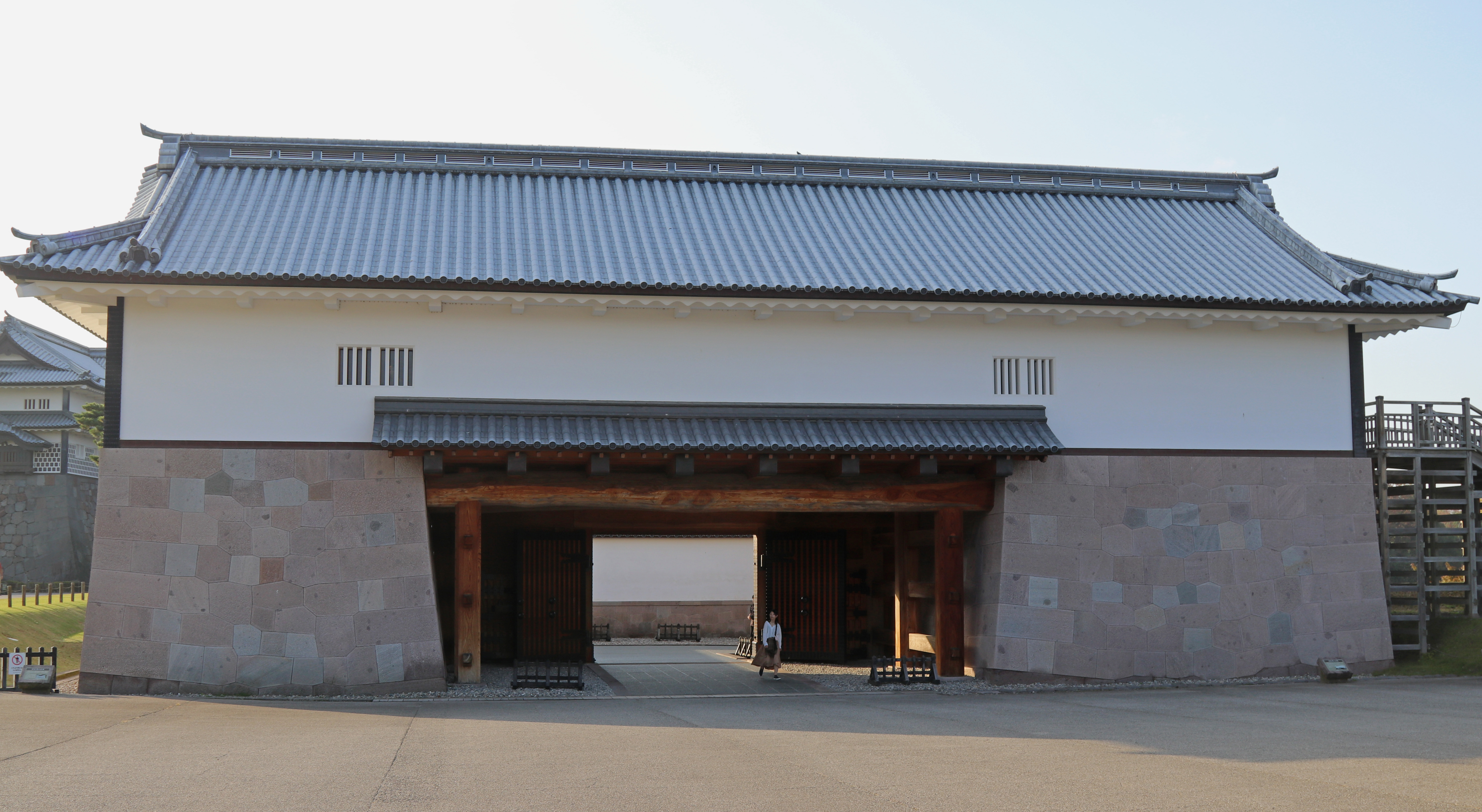 Kahoku-mon Gate 1