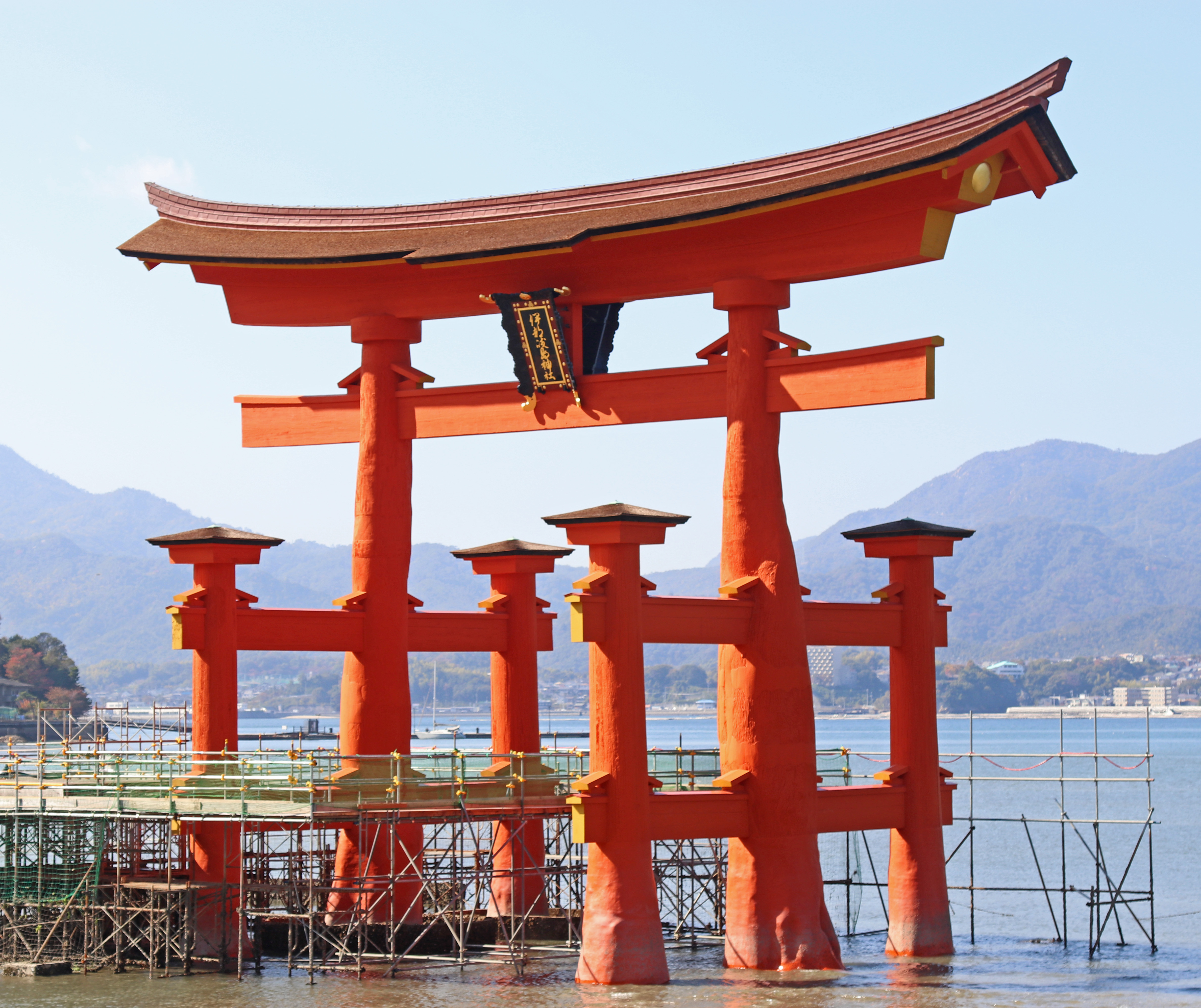 Isukushima_torii_gate_1