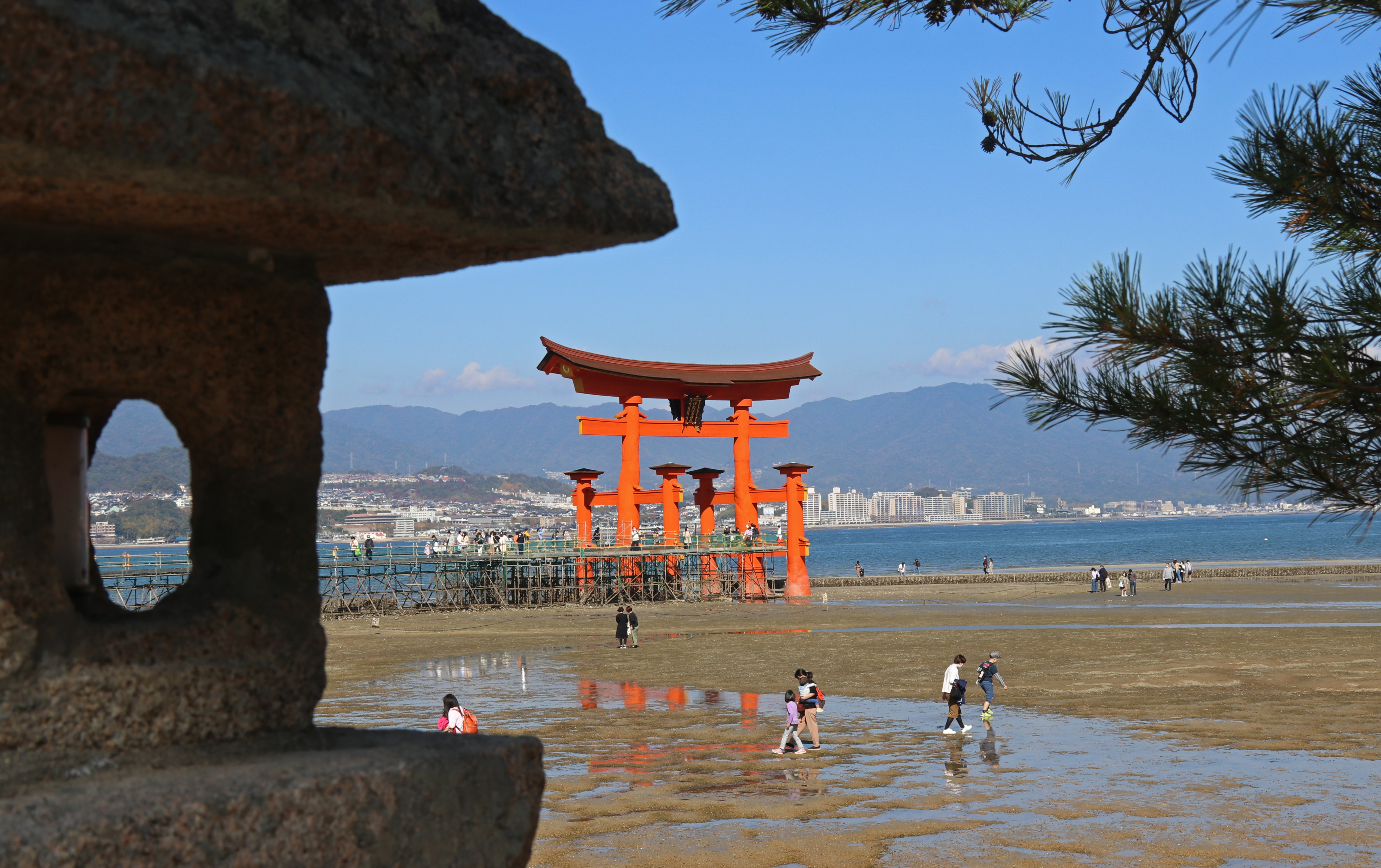 Isukushima_torii_gate_tideout 1